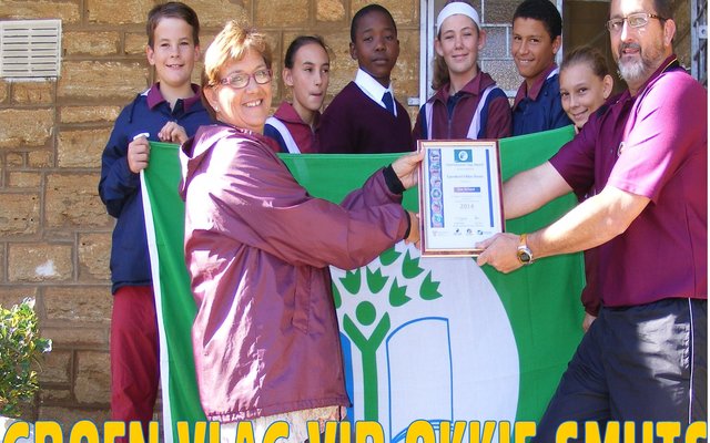 Groen Vlag vir Okkie Smuts: Voor links en regs is Felicity Beukes en mnr GJ Koekemoer. Agter vlnr is Japie Louw,  Cathaleen Bloerus, Vuyolwethu Mbangeni, Asana Miles, Mitchell Temmers en Kayla Fourie. 
